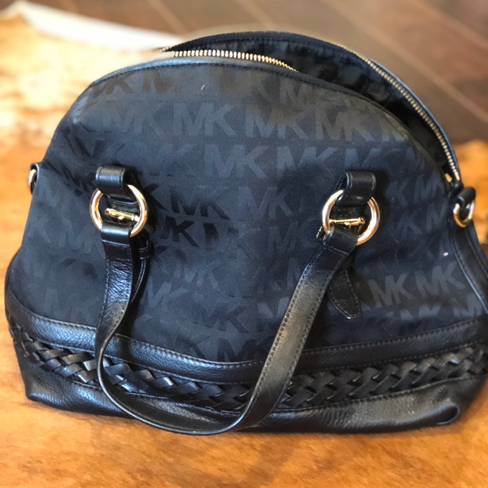Michael Kors purse. Barely used, perfect size